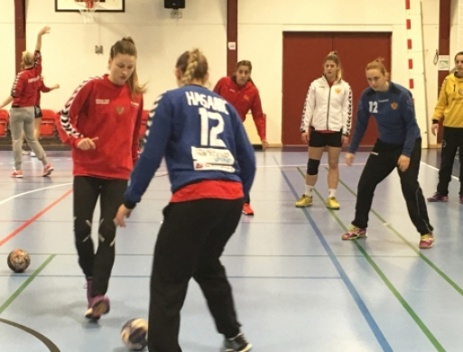 Stjær-piger skød på Montenegros målvogter