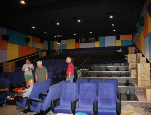 Funklende flot biograf byder publikum velkommen tilbage i mørket