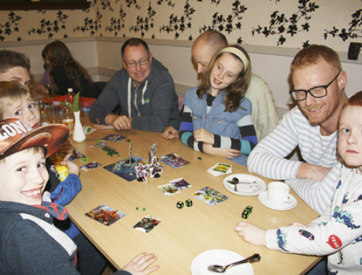 Små og store samlet til spisning og spil