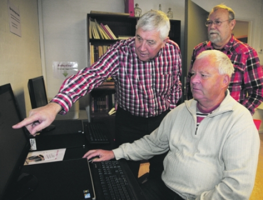 Netcafé i Harlev hjælper ældre med at blive IT-parate