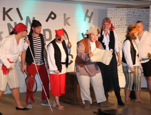 Revy med selvironi, fede pointer og nabointriger