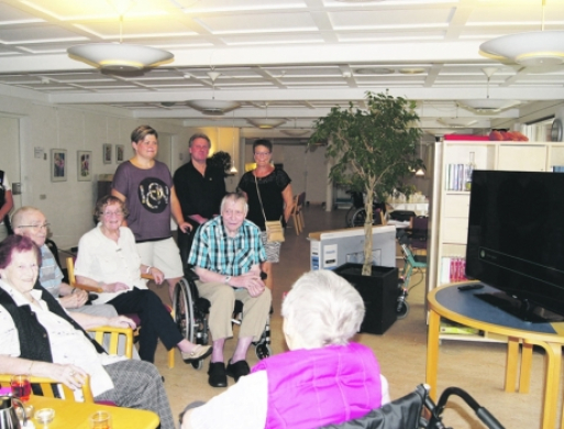 Lions-klubber har  skænket storskærms-TV til plejecenter i Låsby