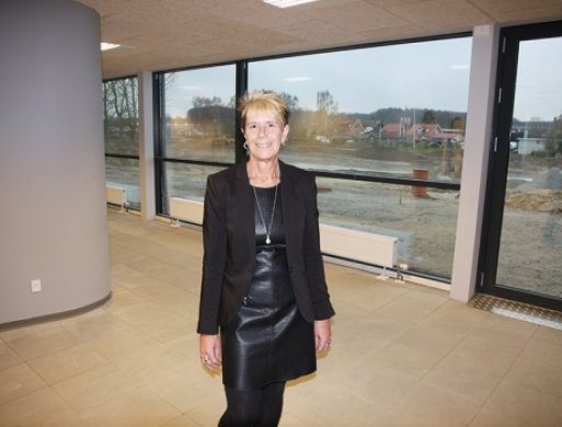 Længe ventet halbygning i Låsby er indviet