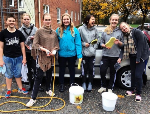 Efterskoleelever samlede 11.883 kr. til Knæk Cancer