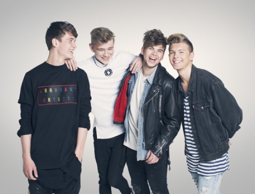 Boyband giver friluftskoncert i Galten