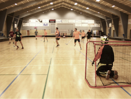 Mænd med plastikstave og sved på panden