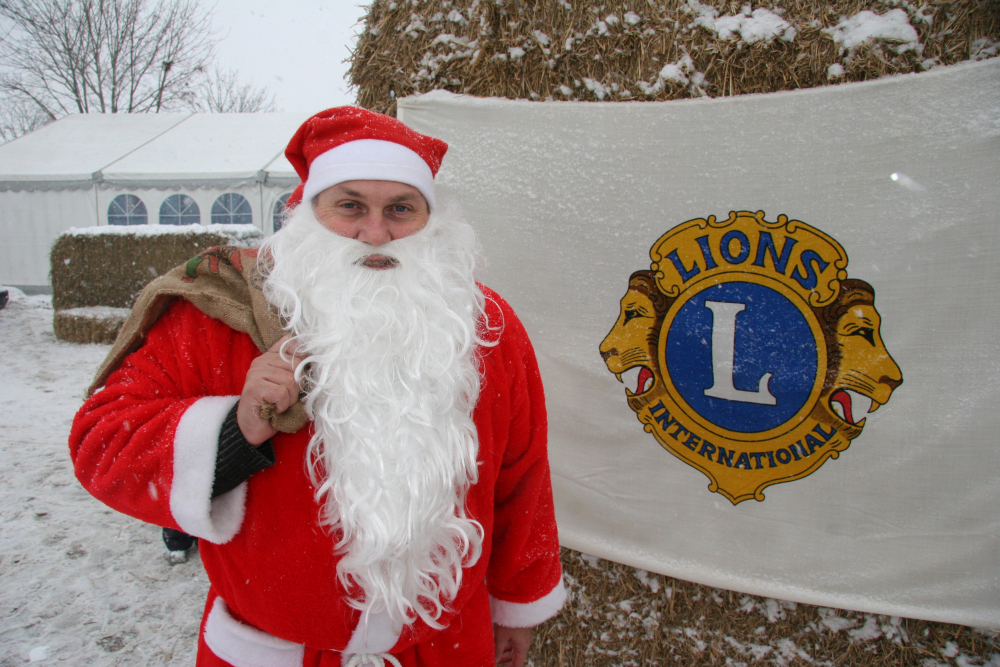 Julemarked og juletræstænding på Torvet