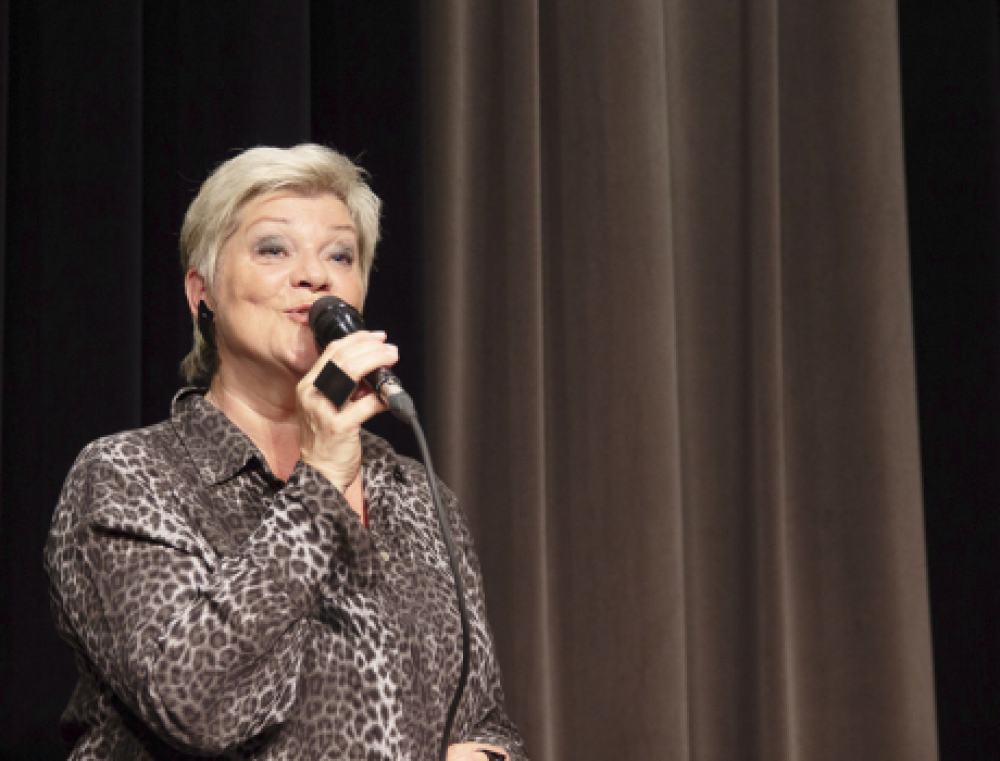 Ann-Mette Elten bød publikum op til en svingom