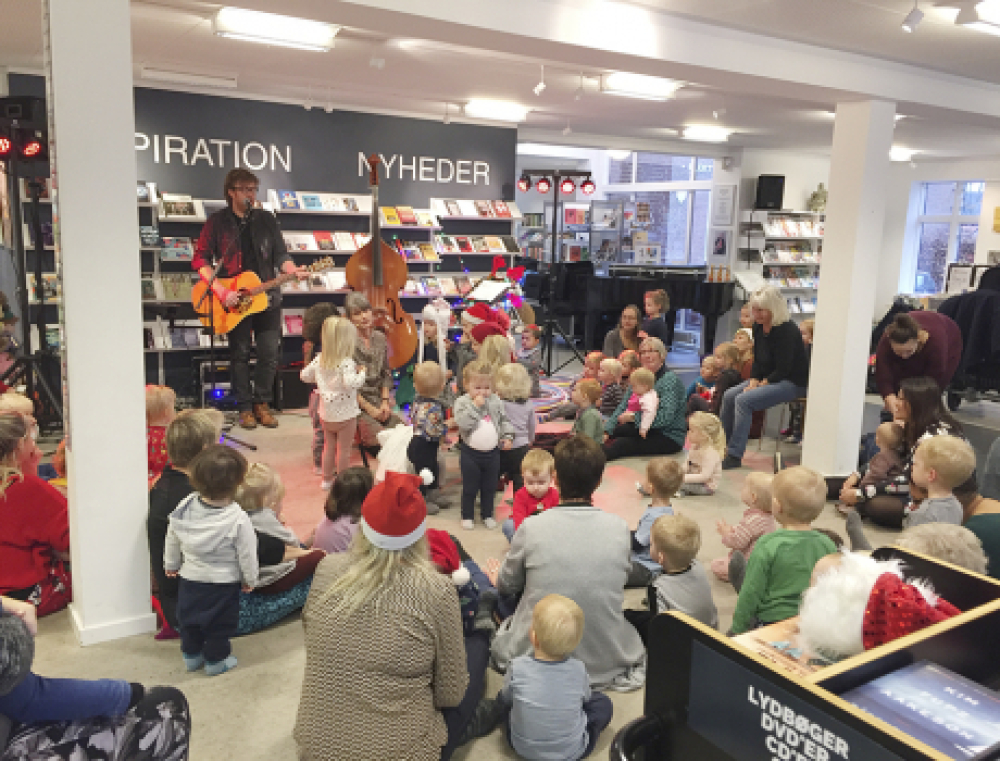 100 små nisser hyggede sig på Galten Bibliotek