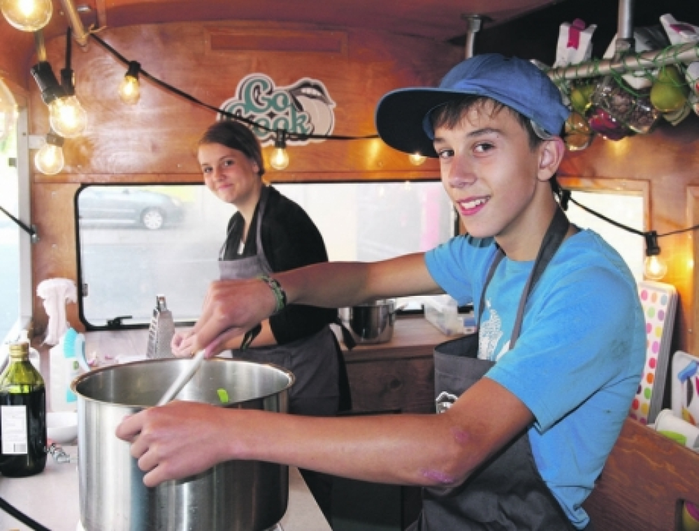 Skolebørn kogte delikat suppe foran Brugsen