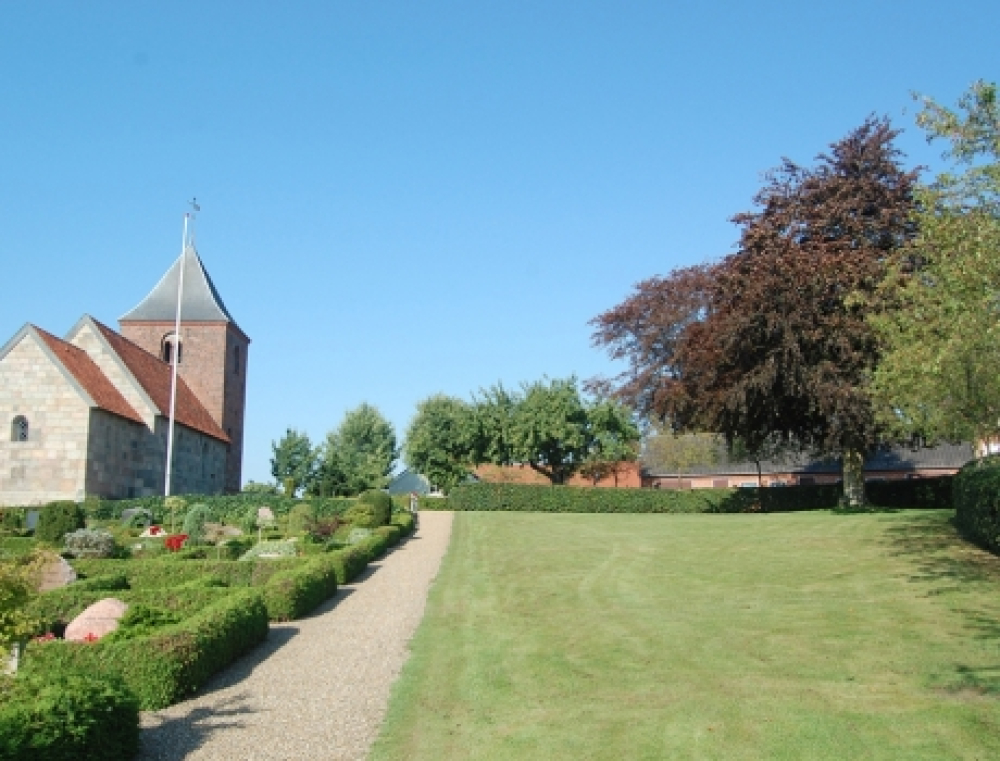 Skovby kirke får naturgravsteder